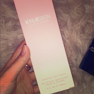 KYLIE SKIN FOAMING FACE WASH